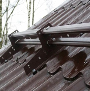Расположение трубчатых пропускных снегозадержателей на крыше